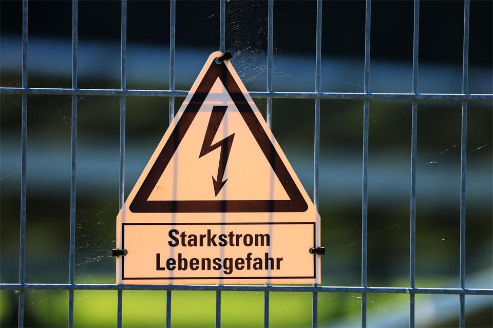 Der neue Batteriespeicher soll überschüssigen Strom, etwa aus Windkraft, zwischenspeichern. (Symbolbild)Jan Woitas/dpa