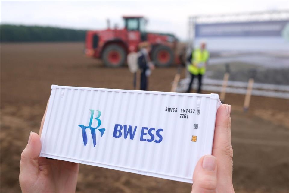 Der neue Batteriespeicherpark entsteht auf einer Fläche von 15 Hektar. Er soll mehrere hundert Speichercontainer umfassen. Sebastian Willnow/dpa