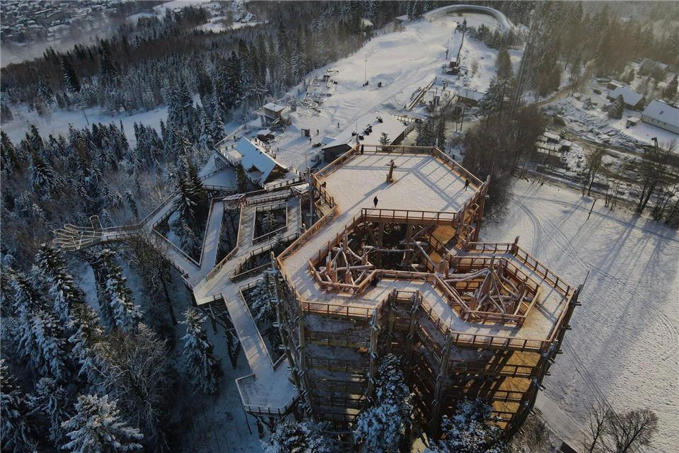 Der neue Baumwipfelpfad bietet Ausblicke auf Wisla, die umliegenden Schlesischen Beskiden und sogar die etwas fernere Hohe Tatra.Skolnity/dpa-tmn