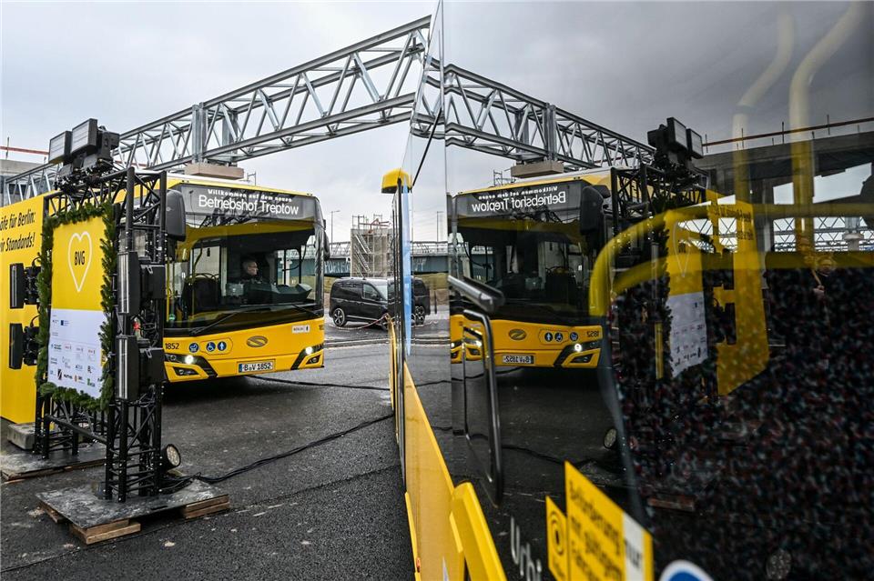 Der neue Betriebshof für E-Busse in Treptow soll 2027 in Betrieb gehen. Jens Kalaene/dpa