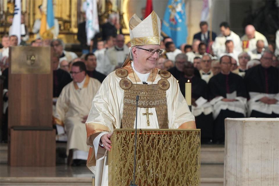 Der neue Bischof Christian Würtz predigte erstmals im Eichstätter Dom.  Felix Kirberg/dpa