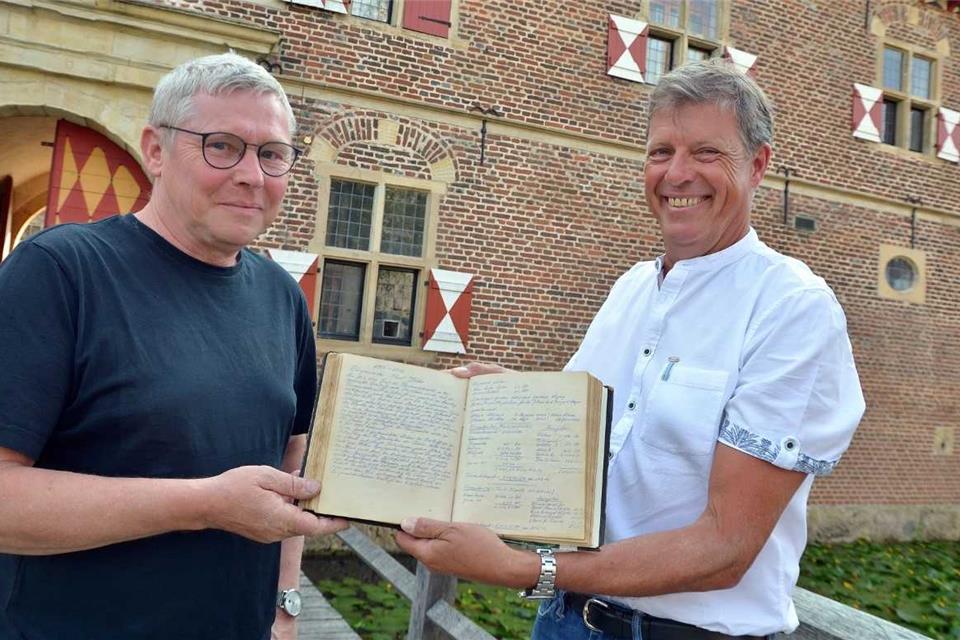 Der neue Bürgermeister Jonas Bonhoff (links) bekam das Amtsbuch von Michael Beyer überreicht.