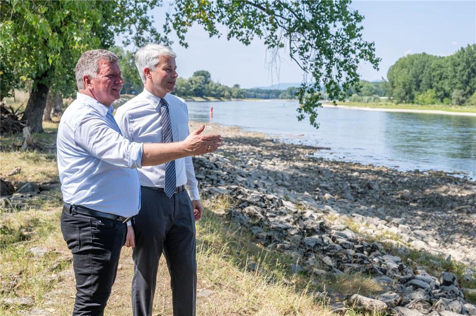 Der neue Bundesverkehrsminister Steffen Bilger (r, CSU) und sein bayerischer Amtskollege Christian Bernreiter (CSU) sehen im Donauausbau eine wichtige Maßnahme zur Verbesserung der Güterschifffahrt bei Niedrigwasser.Armin Weigel/dpa