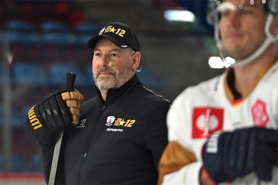 Der neue Cheftrainer Éric Dubois musste sich mit den Eisbären Berlin auch in Davos geschlagen geben. (Archivbild) Elisa Schu/dpa