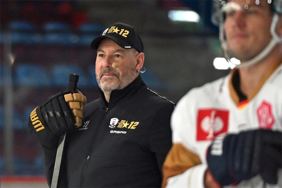 Der neue Cheftrainer Éric Dubois startet mit den Eisbären Berlin in die Champions Hockey League. (Archivbild)Elisa Schu/dpa