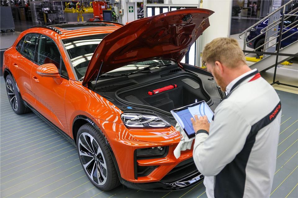 Porsche verkauft zu Jahresbeginn weniger Autos Der neue E-Macan wurde im ersten Quartal 14.185 Mal ausgeliefert. (Archivbild)Jan Woitas/dpa
