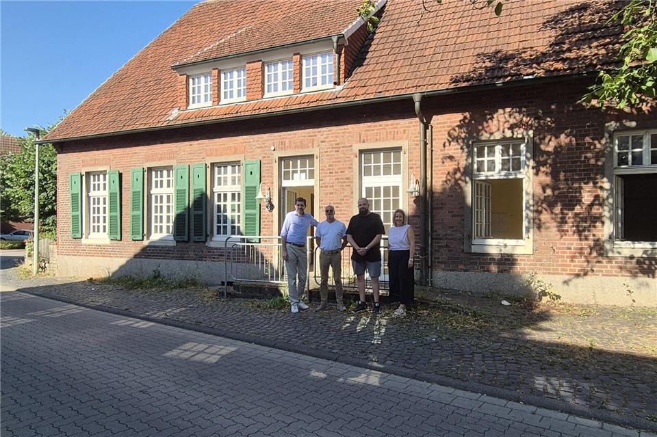 Der neue Eigentümer Dirk Dreimann (2.v.l.) möchte neuen Wohnraum schaffen.