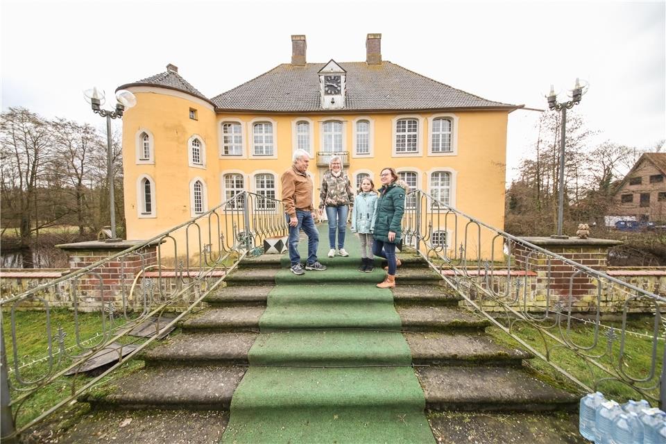 Der neue Eigentümer von Schloss Diepenbrock Gisbert Tenhofen steht mit seiner Frau Maria, seiner Enkelin Maja und seiner Tochter Anke Knuf vor dem Herrenhaus, das seit 1984 unter Denkmalschutz steht.