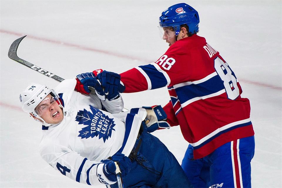 Der neue Eisbär Brandon Davidson (r) kann gut zupacken. (Archivbild)picture alliance / Graham Hughes/The Canadian Press/dpa