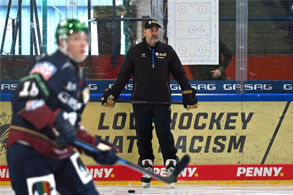 Der neue Eisbären-Trainer Eric Dubois freut sich über den Leistungsgedanken der Spieler.Elisa Schu/dpa