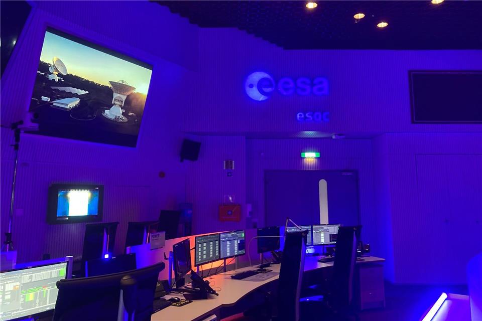 Der neue Erdbeobachtungssatellit soll vom Kontrollzentrum aus gesteuert werden. (Archivbild)Oliver Pietschmann/dpa