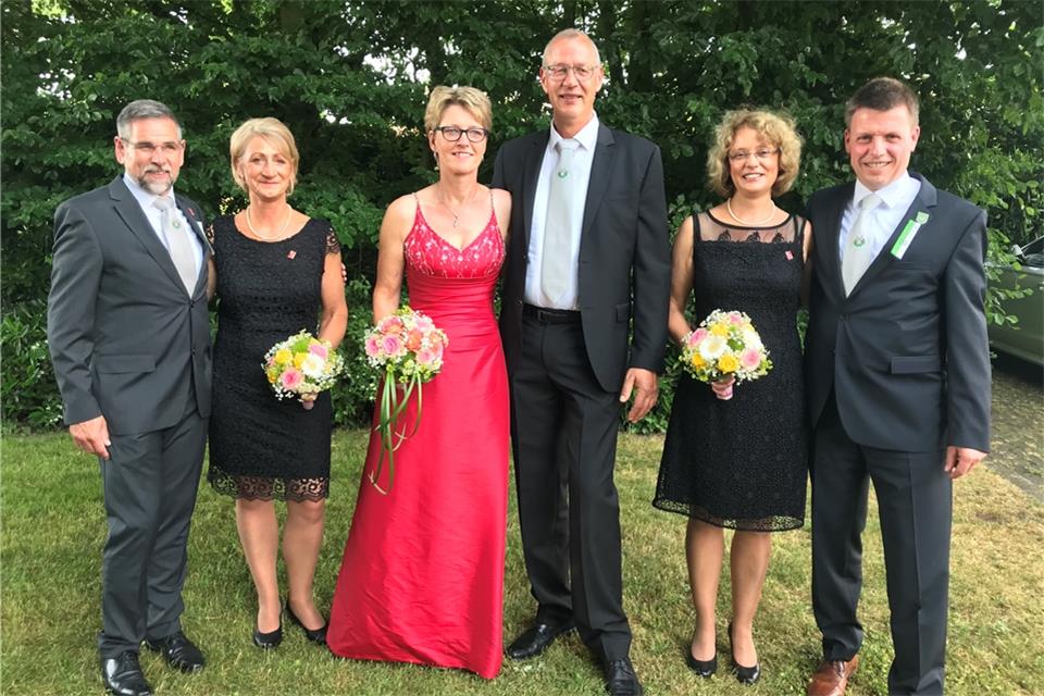 Der neue Erler Thron (v.l.): Michael Heyng mit Monika Gerbersmann, König Martin Pierick mit Andrea Heidermann und Klaus Röckinghausen mit Monika Heidermann-Grewing.