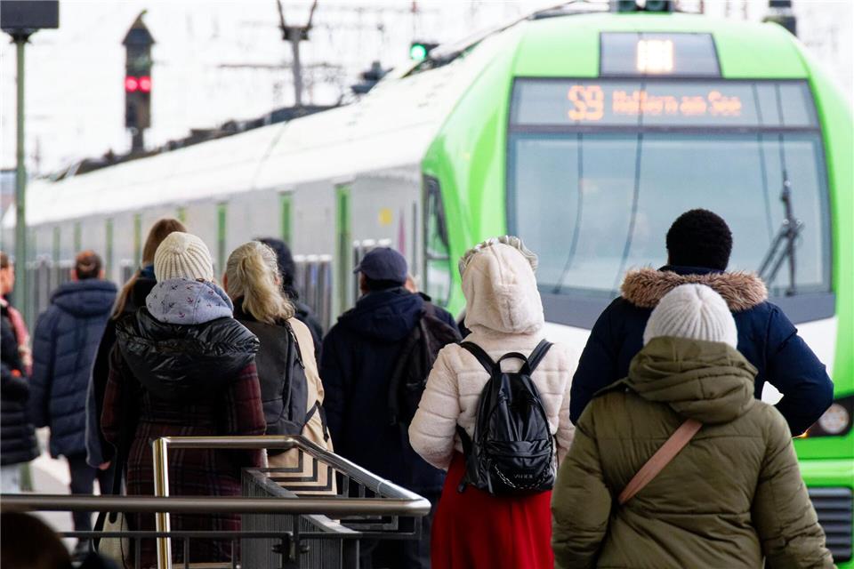 Der neue Fahrplan bei der Bahn soll spürbare Verbesserungen im Regionalverkehr von Nordrhein-Westfalen bringen.Henning Kaiser/dpa