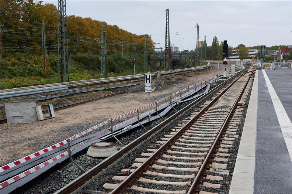 Neuer Bahnhof Hamburg-Altona wird später fertig als geplant Der neue Fern- und Regionalbahnhof Hamburg-Altona wird seinen Betrieb voraussichtlich zwei Jahre später als bislang geplant aufnehmen. Georg Wendt/dpa