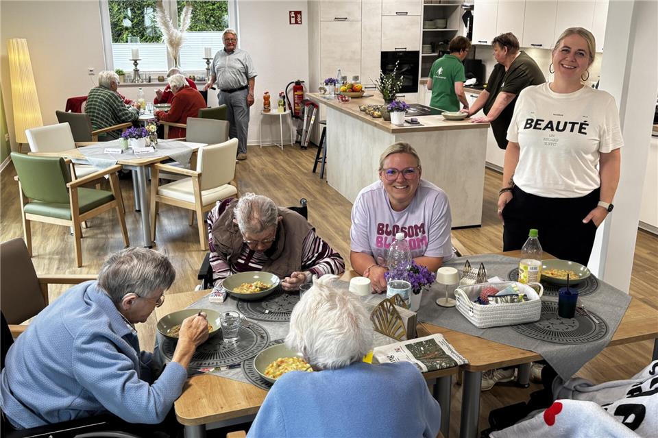 Der neue Gemeinschaftsraum wird rege genutzt, stellen Bereichsleiterin Christin Litwa (sitzend am Tisch) und Hausmanagerin Britta Bergup (rechts) fest.