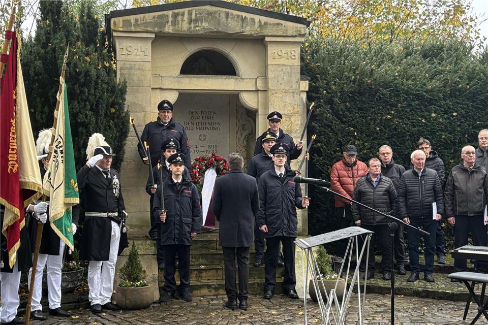 Der neue Gemener Ortsvorsteher Felix Wedding bei der Kranzniederlegung.