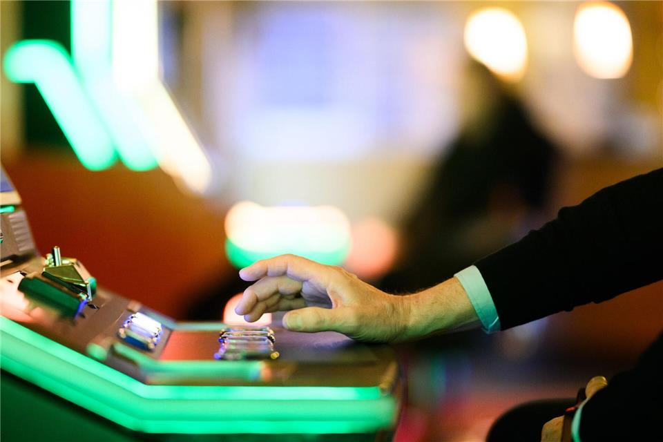 Der neue Glücksspiel-Survey 2025 zeigt: Das Glücksspielverhalten in Deutschland bleibt konstant. (Symbolbild)Julian Stratenschulte/dpa