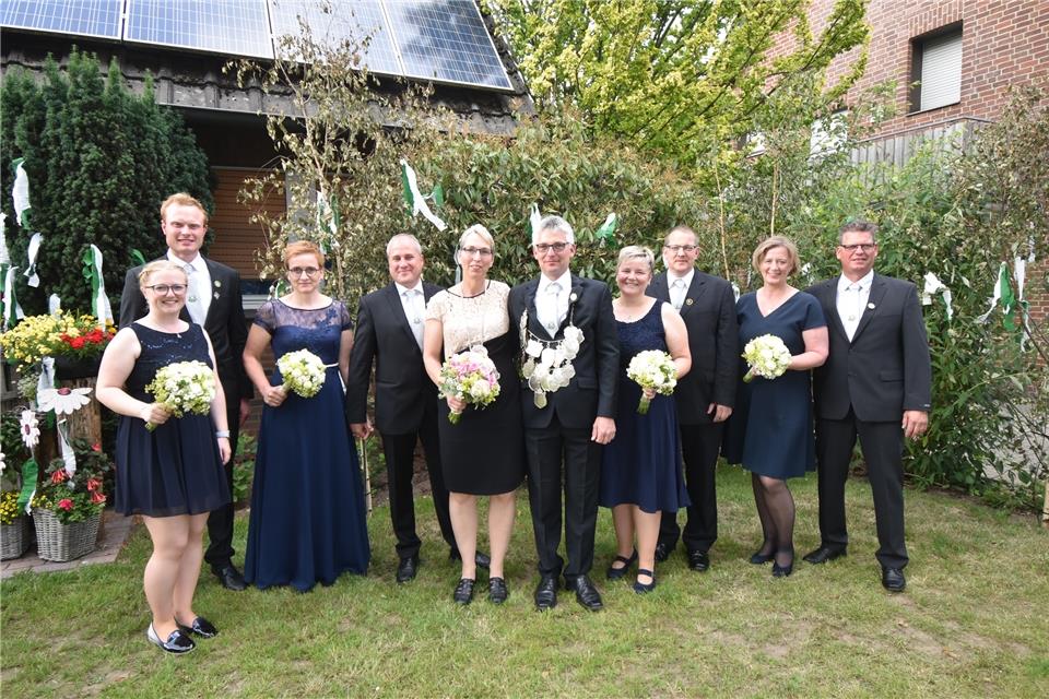 Der neue Hovesather König Norbert Wienand, Königin Birgit Schmitz und das Throngefolge. Werschkull