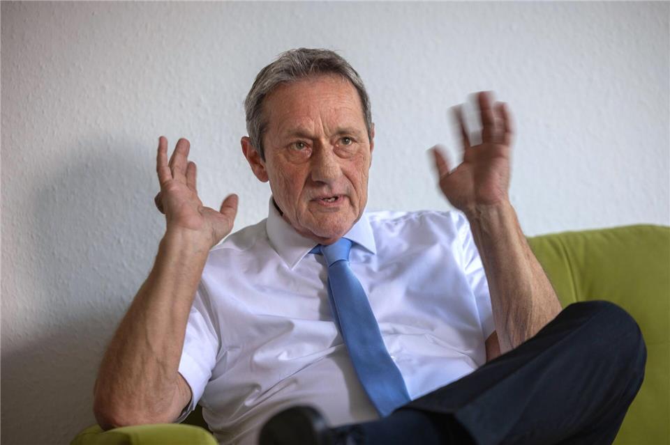 Der neue Innenminister Schwickert will an Schulen für Grundwerte werben. Helmut Fricke/dpa