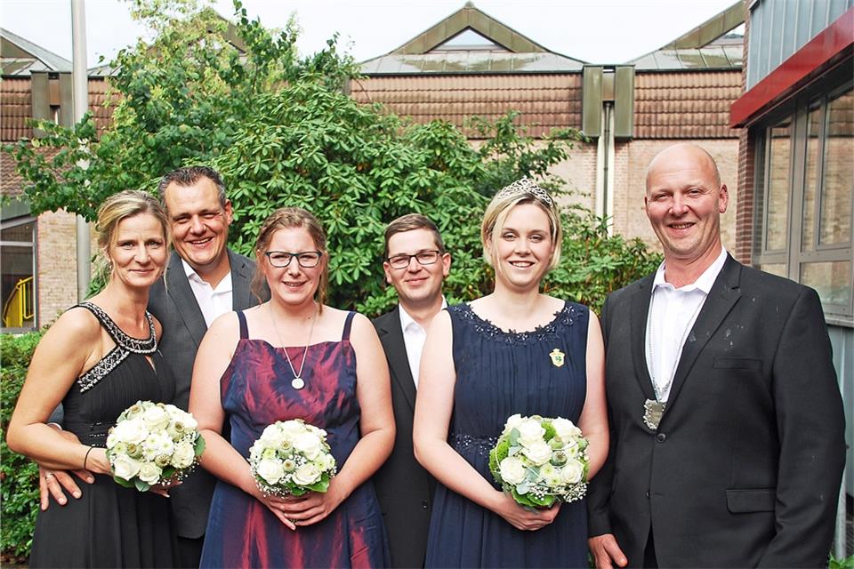 Der neue Kaiserthron der Groß Rekener Schützen (v.l.): Jenny Höppner und Tobias Höppner (Ehrenpaar), Corinna Hüppe und Patrick Niewerth (Ehrenpaar) sowie das Kaiserpaar Katharina Gerwers und Stefan Hüppe.