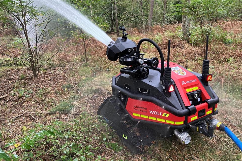 Der neue Lösch-Roboter „Magirus Wolf R1“ hat sich nach Angaben der Stadt Hanau bewährt. (Archivfoto)Michael Bauer/dpa