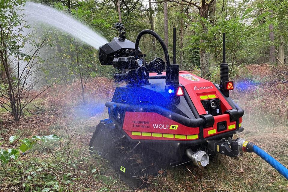 Der neue Löschroboter vom Typ „Magirus Wolf R1“ ist der erste dieser Art in Hessen.DPA
