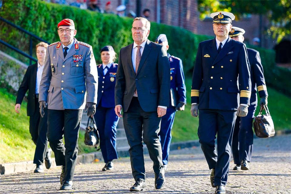 Der neue Marineinspekteur mit Verteidigungsminister Pistorius und Generalinspekteur Breuer Frank Molter/dpa