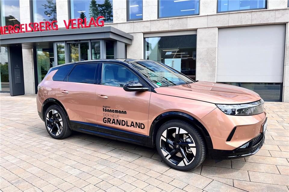 Der neue Opel Grandland Electric präsentiert sich als modernes Elektro-SUV, das vor allem durch sein ruhiges Fahrverhalten und seine gelungene Kombination aus Komfort und Effizienz überzeugt.