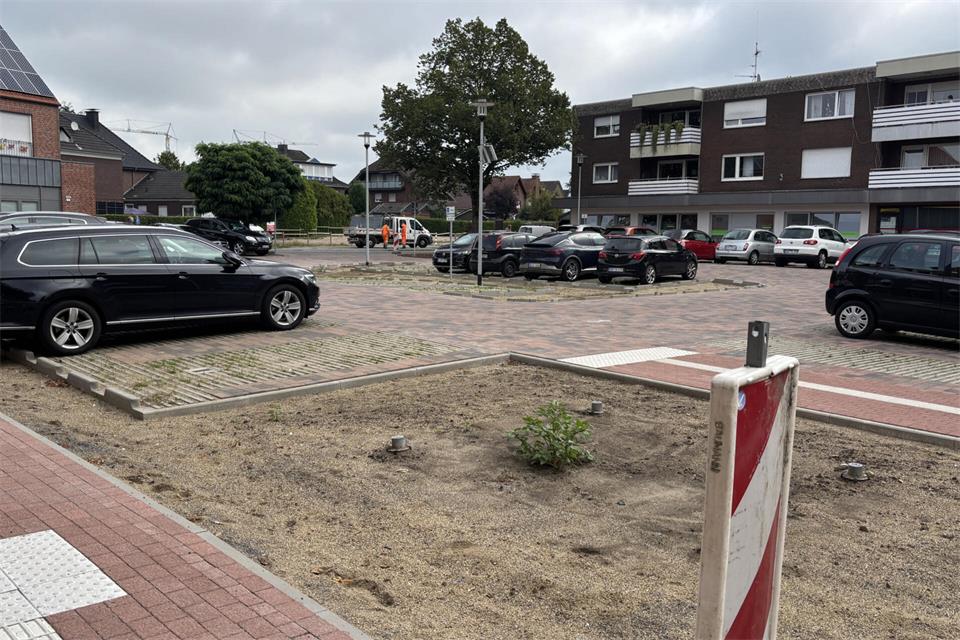 Der neue Parkplatz am Rathausplatz Nord kommt bei den Besuchern bisher gut an.