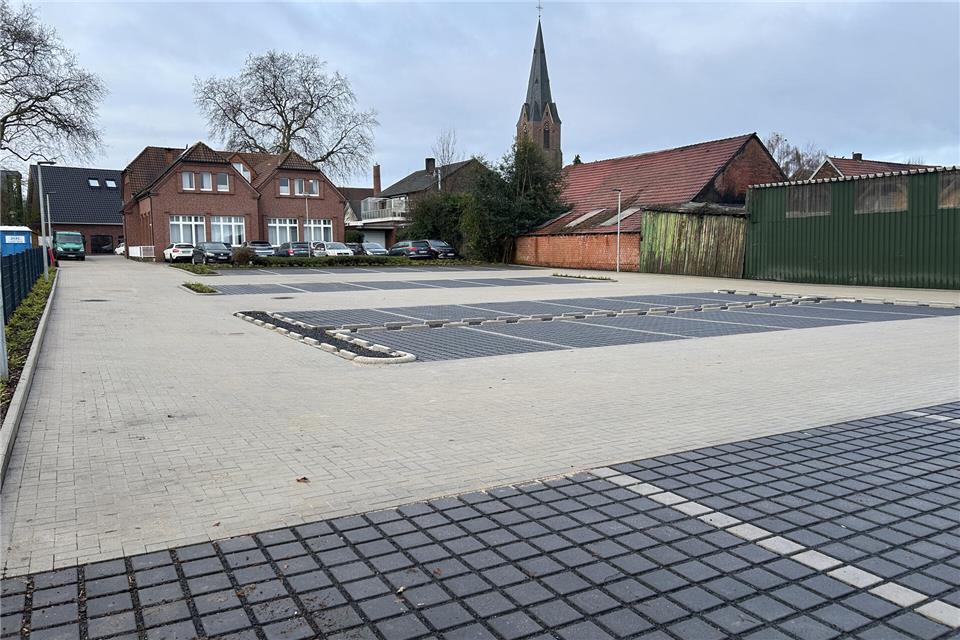 Der neue Parkplatz im Erler Dorfkern ist wegen zusätzlicher Kanalbauarbeiten teurer geworden als geplant.