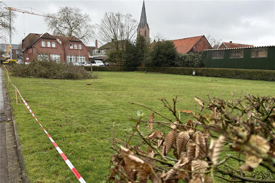 Der neue Parkplatz soll auf einer Fläche hinter der Volksbank in Erle entstehen.