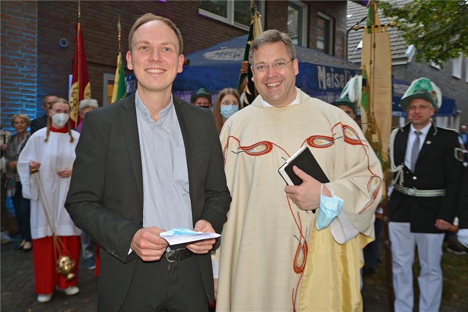 Der neue Pfarrer Fabian Tilling (l.) mit Dechant Benedikt Ende.