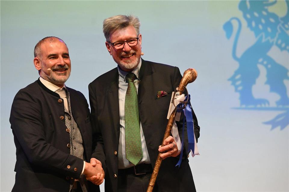 Der neue Präsident des Bayerischen Brauerbundes Stefan Kreisz (l) und sein Vorgänger, Georg Schneider.Felix Hörhager/dpa