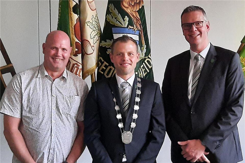 Der neue Präsident für die Heidener Schützen heißt Sebastian Boshardt (Mitte). Er übernimmt das Amt von Andreas Berger (rechts). Neu im Vorstand ist Jörg Busch als Gerätewart.