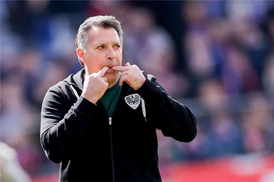 Der neue Preußen-Trainer Alois Schwartz bei seinem Pflichtspieldebüt in Kiel.Philipp Szyza/dpa