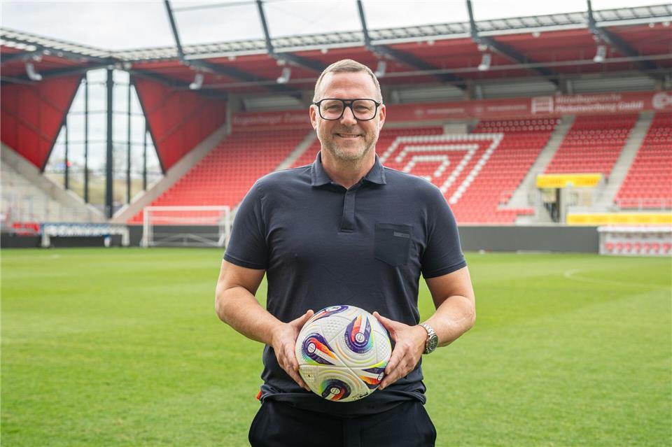 Der neue Regensburg-Trainer Hildmann steht in seinem künftigen Stadion.Armin Weigel/dpa