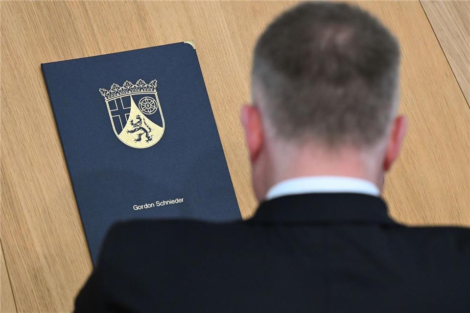 Der neue Regierungschef Gordon Schnieder (CDU) bekommt Glückwünsche - und Forderungen.Jennifer Brückner/dpa