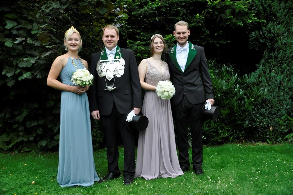Der neue Rekener Thron: Königin Jenny Wiesweg, König Christoph Meis und das Ehrenpaar Maren Schlottbohm und Pascal Wiesweg.