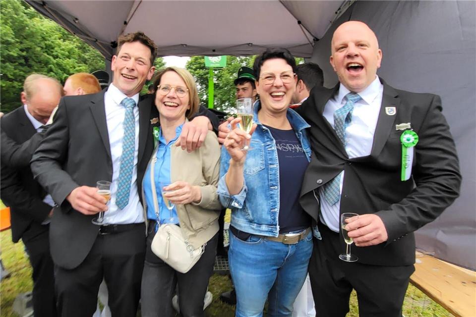 Der neue Schützenkönig Michael Benning (v.l.) mit seiner Königin Martina Wissing sowie dem Ehrenkönigspaar Christiane Gesing und Holger Mecking.