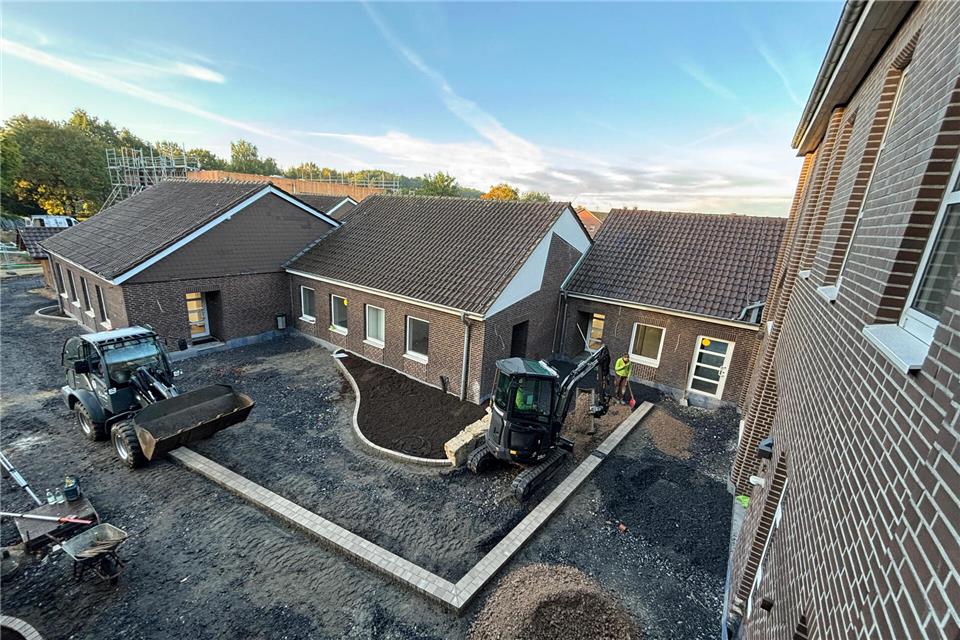 Der neue Schulhof ist nun fertiggestellt, im Keller finden die letzten Arbeiten statt.