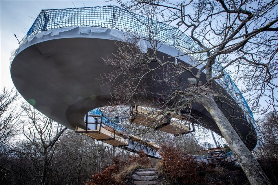 Der neue Skywalk über dem Kreidefelsen auf der Ostseeinsel Rügen wurde im Januar in seine finale Position abgesenkt.