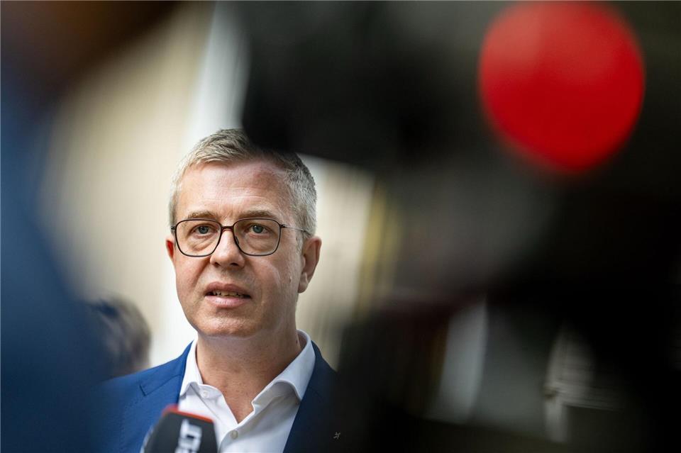 Der neue Spitzenkandidat der CDU will im Falle eines Wahlsiegs die Randbebauung des Tempelhofer Felds vorantreiben. (Archivbild)Fabian Sommer/dpa