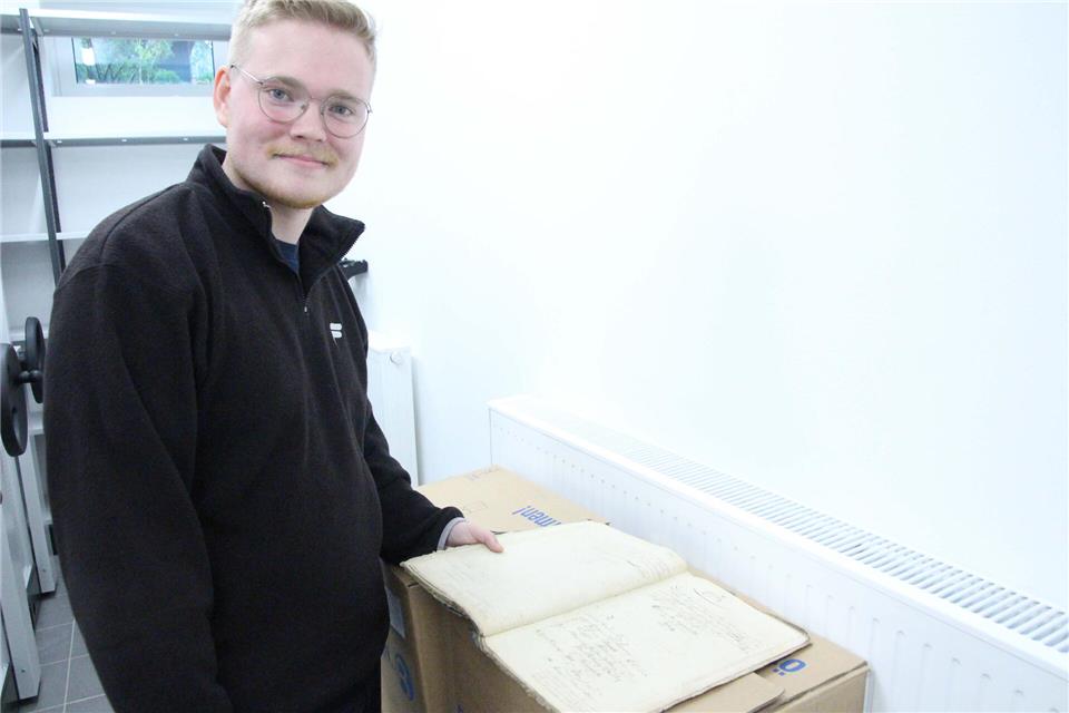 Der neue Stadtarchivar Torben Peinemann, hier im Velener Archiv mit einer Akte eines ehemaligen Polizisten.
