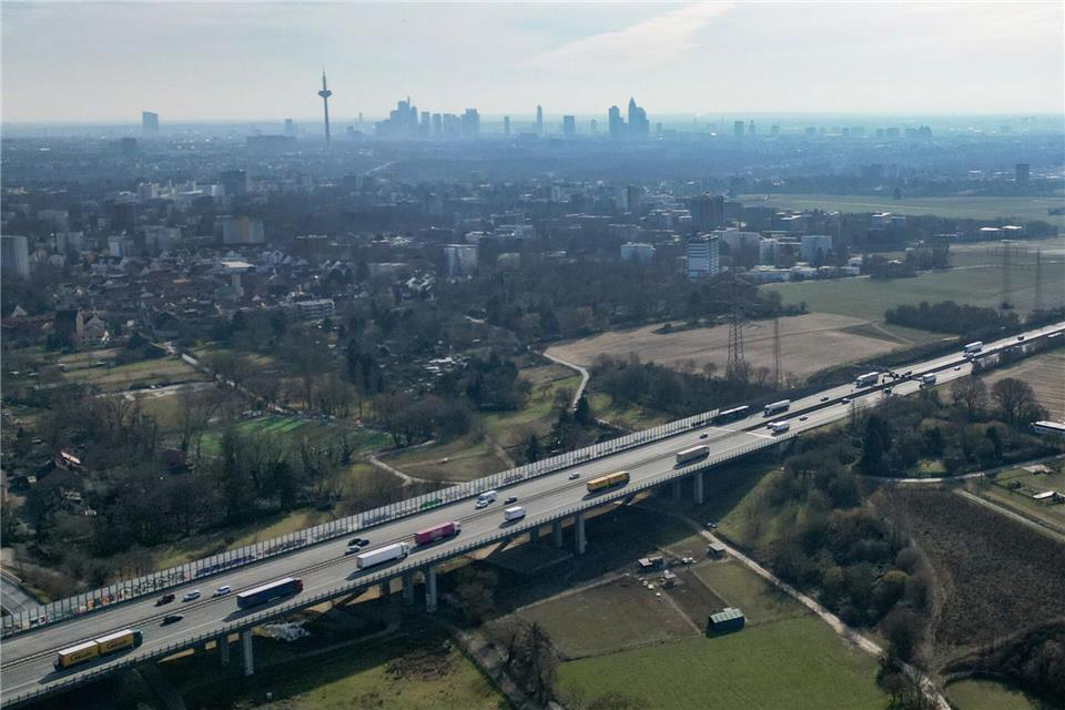 Der neue Stadtteil soll auf einer Seite der A5 gebaut werden. (Archivbild)Arne Dedert/dpa