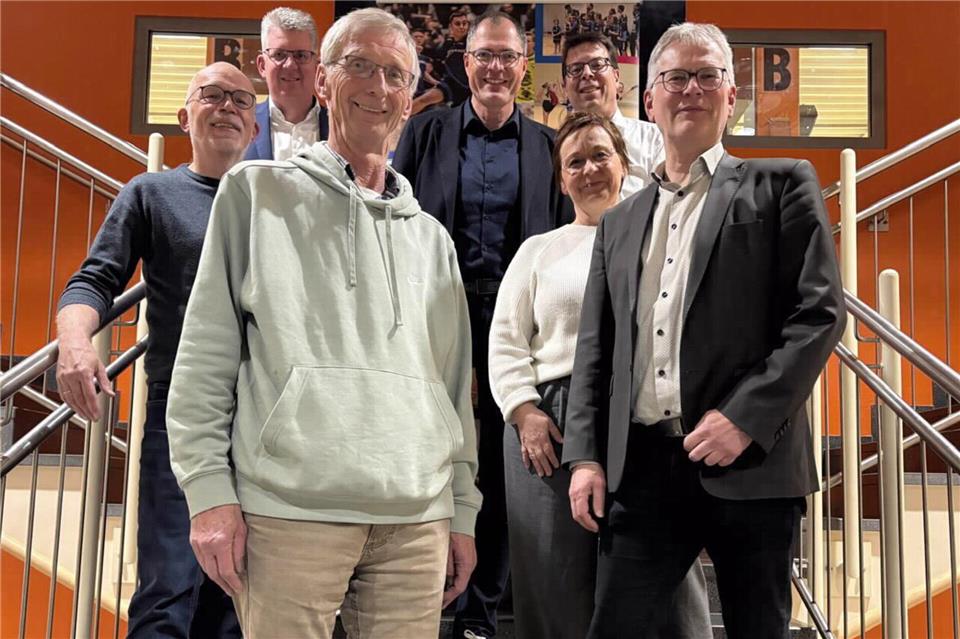 Der neue TV-Vorstand, unten von links: Bernfried Rudde, Claudia Böger und Wilfried Kersting, obere Reihe von links: Andreas Brill, Guido Kutsch, Michael Heistermann und Arnd Rosenbach.