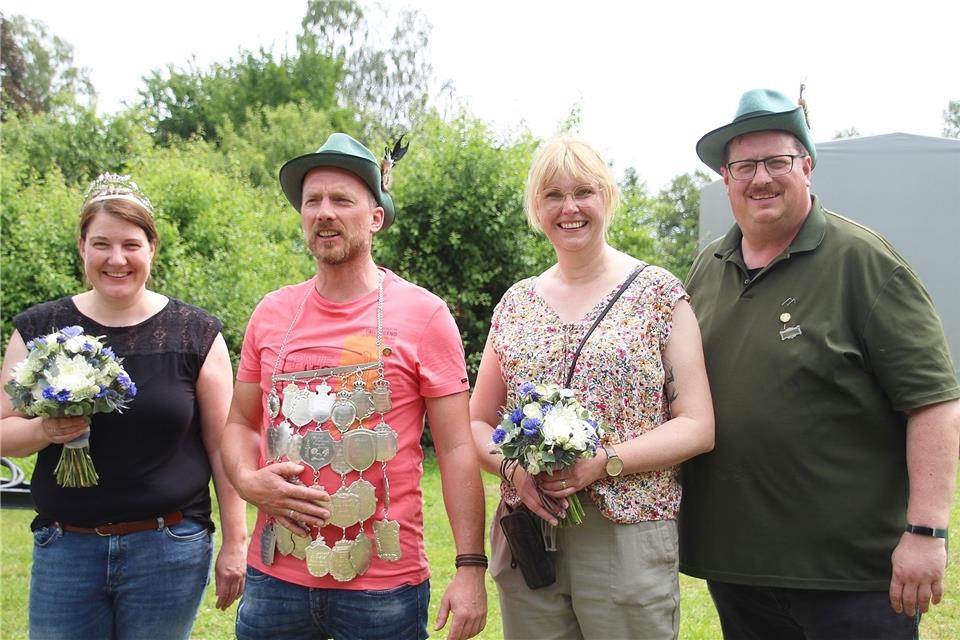 Der neue Thron: Das Königspaar Sandra Leiting und Jörg Lehmbrock, Ehrendame Andrea Lehmbrock und Ehrenherr André Olbing (von links).