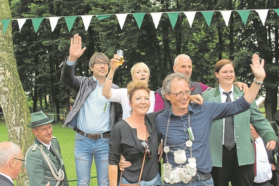 Der neue Thron: Die Majestäten Markus Büsken und Antje Mümken (vorne) werden flankiert von den Thronpaaren Thomas Möllmann und Andrea Knuf sowie Uwe Weidner und Nicole Höbing.