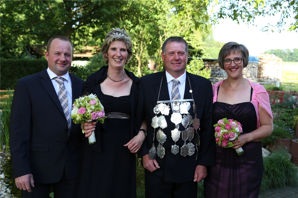 Der neue Thron: König Georg Wevering mit Königin Judith Klümper (Mitte) sowie dem Ehrenpaar Gerd Klümper (links) und Doris Wevering (rechts).