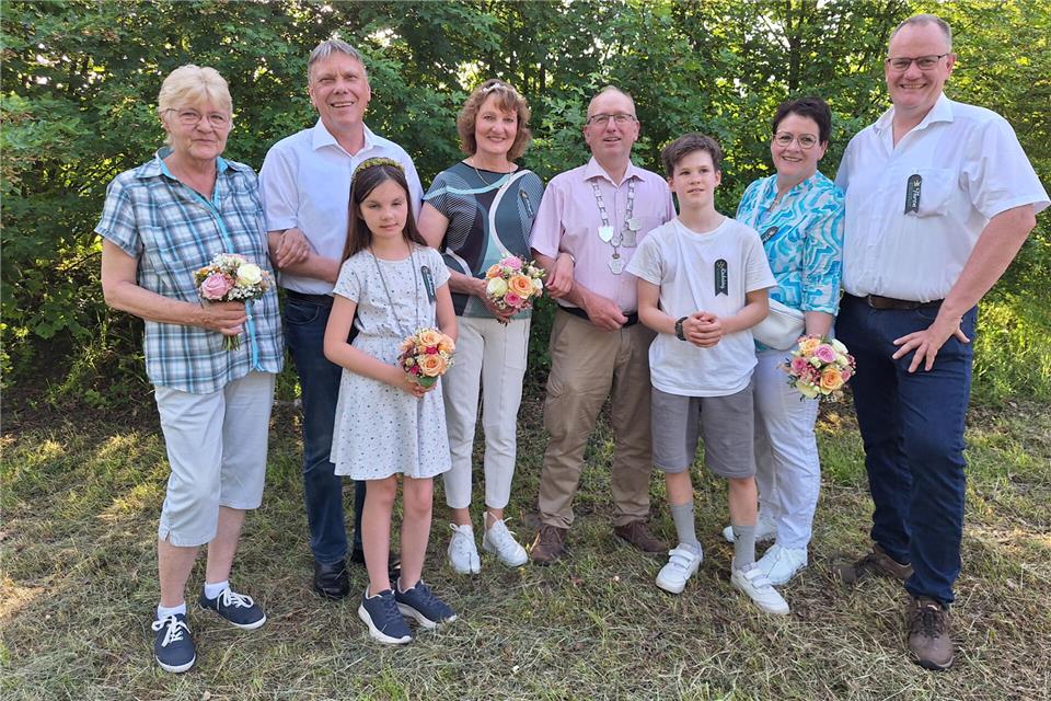 Der neue Thron der Burdarper zusammen mit dem Kinderkönigspaar (v.l.): Renate Böckmann, Heinrich Thesing, Lina Seelwische (9), Elisabeth Schüling, Walter Jeusfeld, Erik Vornholt (10), Elisabeth und Norbert Hüging.