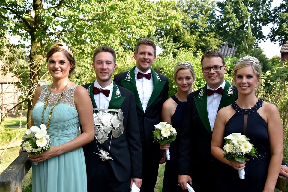 Der neue Thron der Groß Rekener Bürgerschützen (v.l.): Sara Salzmann und Stefan Niewerth (Königspaar), Michael Salzmann und Anne Heidermann (Ehrenpaar) sowie Christian Baumeister und Melissa Niewerth (Ehrenpaar).